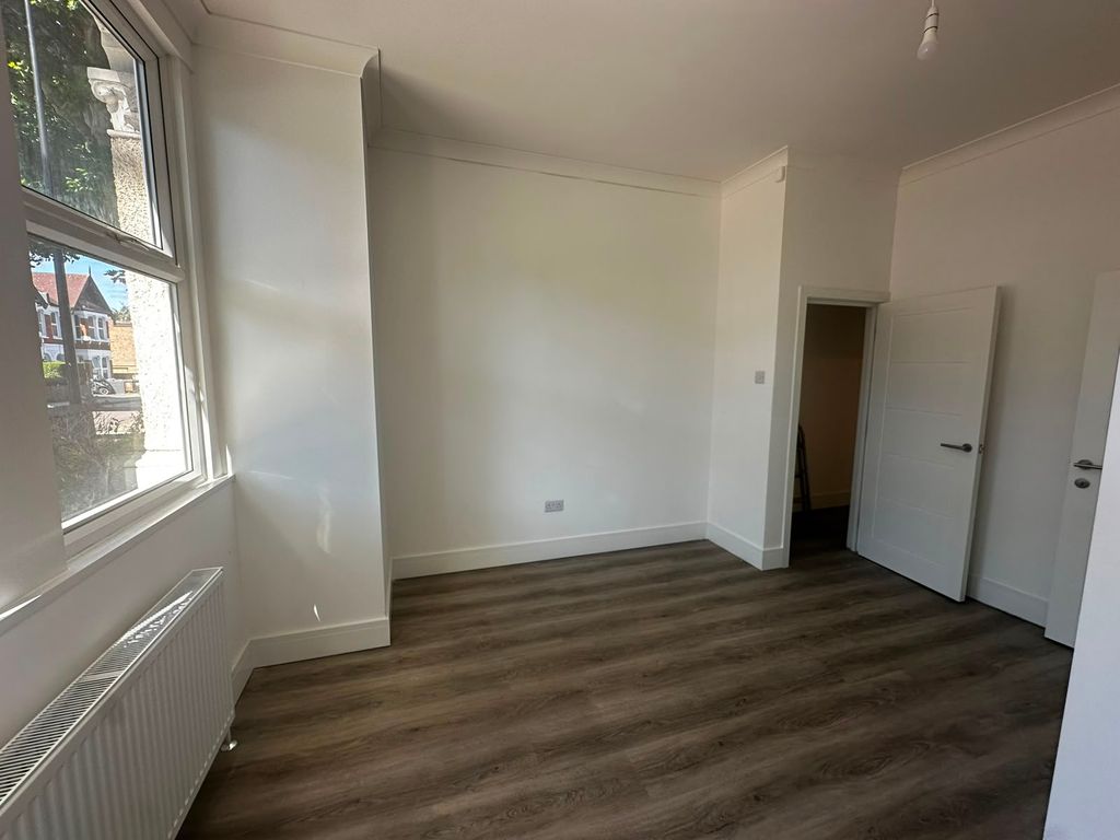 Flat Brownhill Road in Greater London