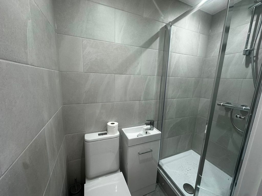 Flat Brownhill Road in Greater London