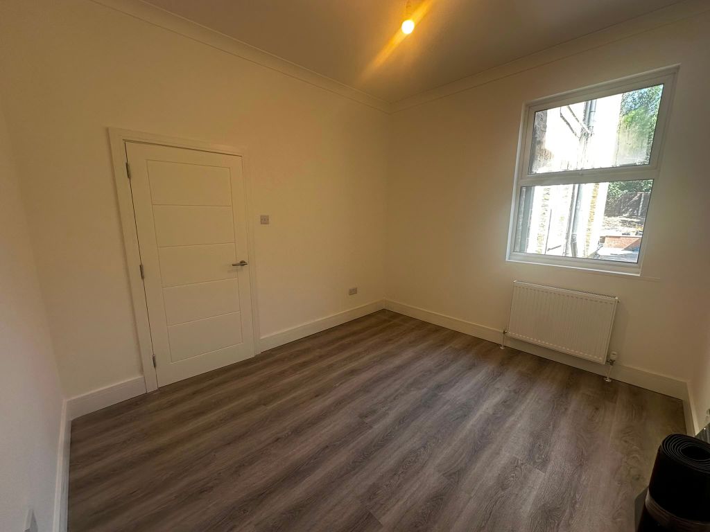 Flat Brownhill Road in Greater London