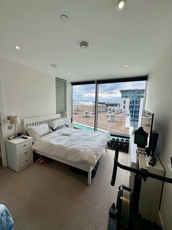 Flat Buckhold Road in Greater London