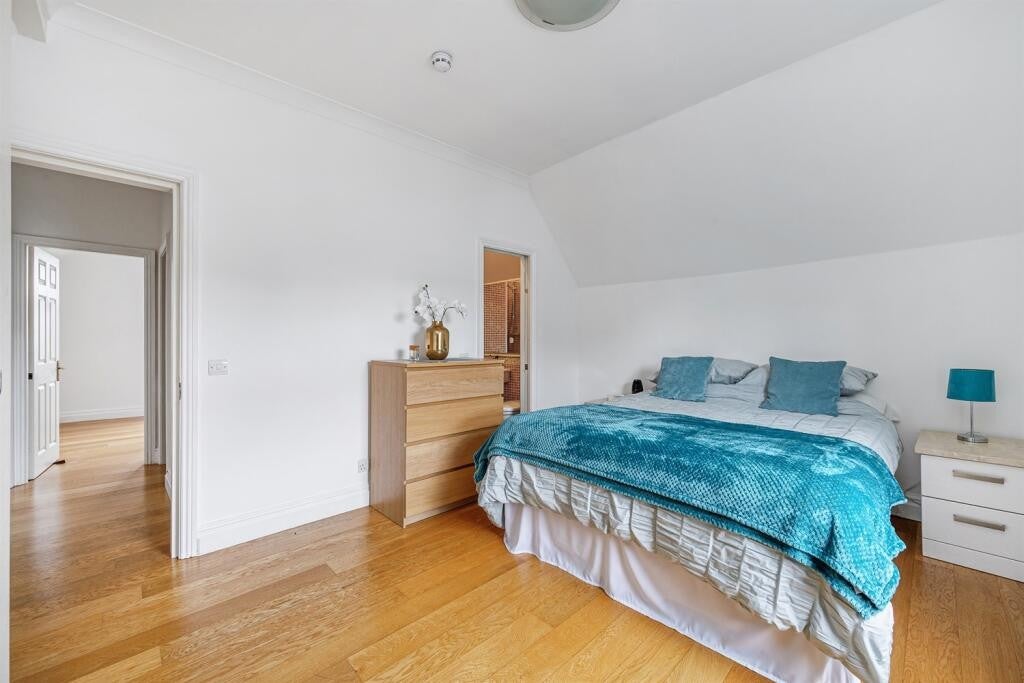 Flat Warwick Road in Greater London