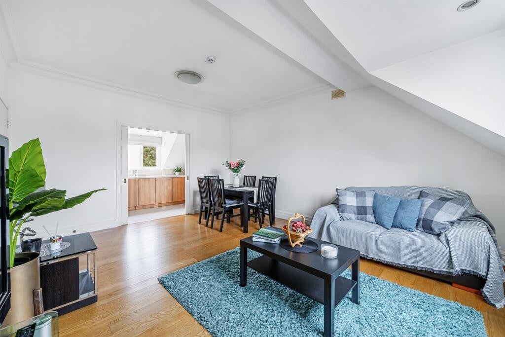 Flat Warwick Road in Greater London