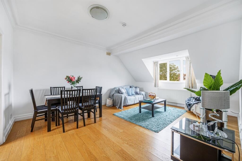 Flat Warwick Road in Greater London