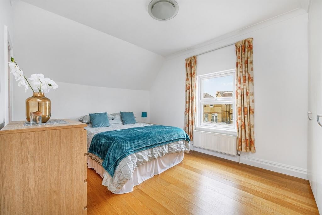 Flat Warwick Road in Greater London