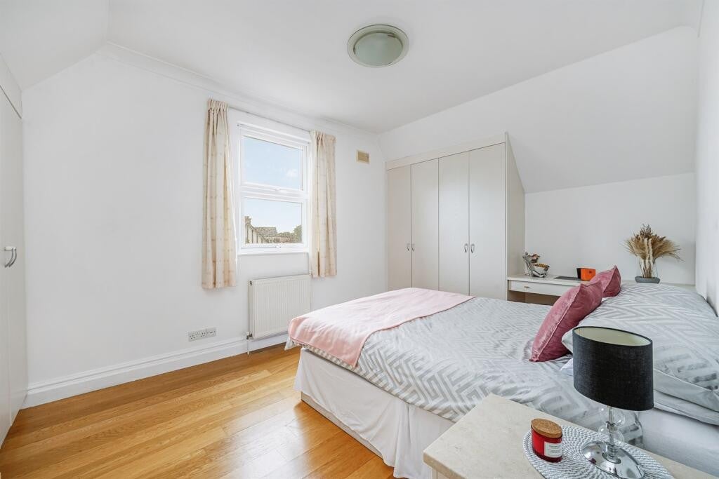 Flat Warwick Road in Greater London