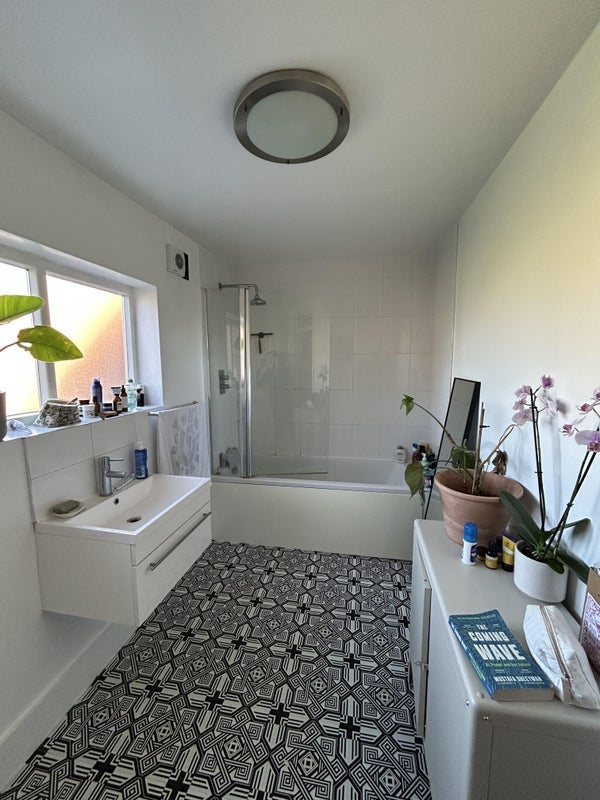 Room Wick Road in Greater London
