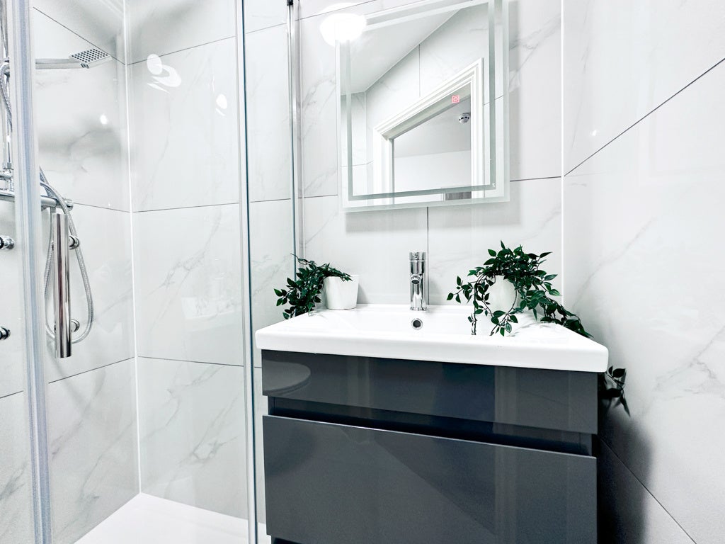 Room Dollis Hill Avenue in Greater London