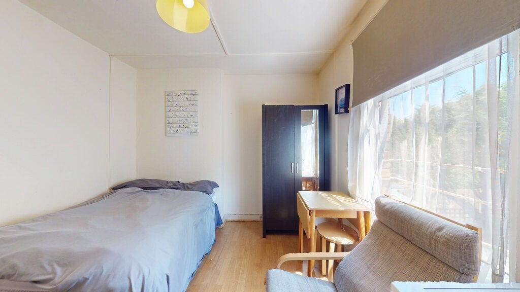 Flat Cranhurst Road in Greater London
