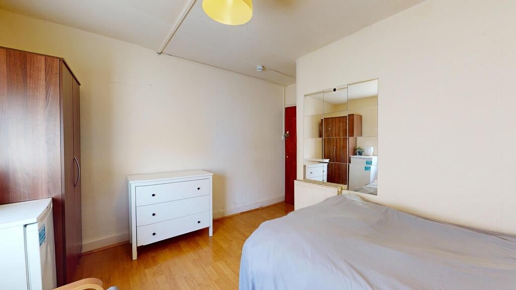Flat Cranhurst Road in Greater London