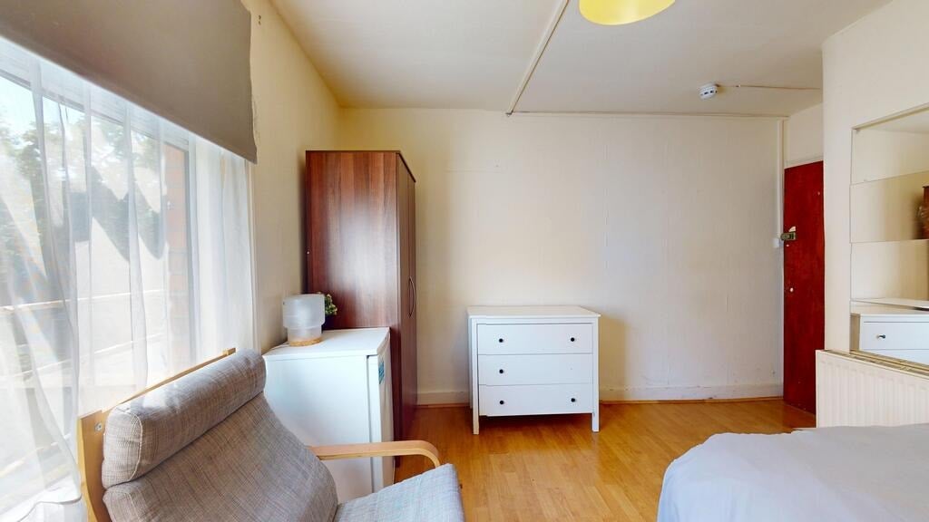 Flat Cranhurst Road in Greater London