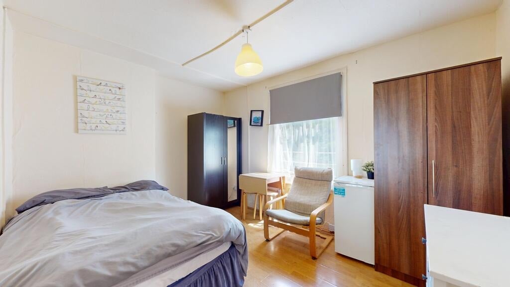 Flat Cranhurst Road in Greater London
