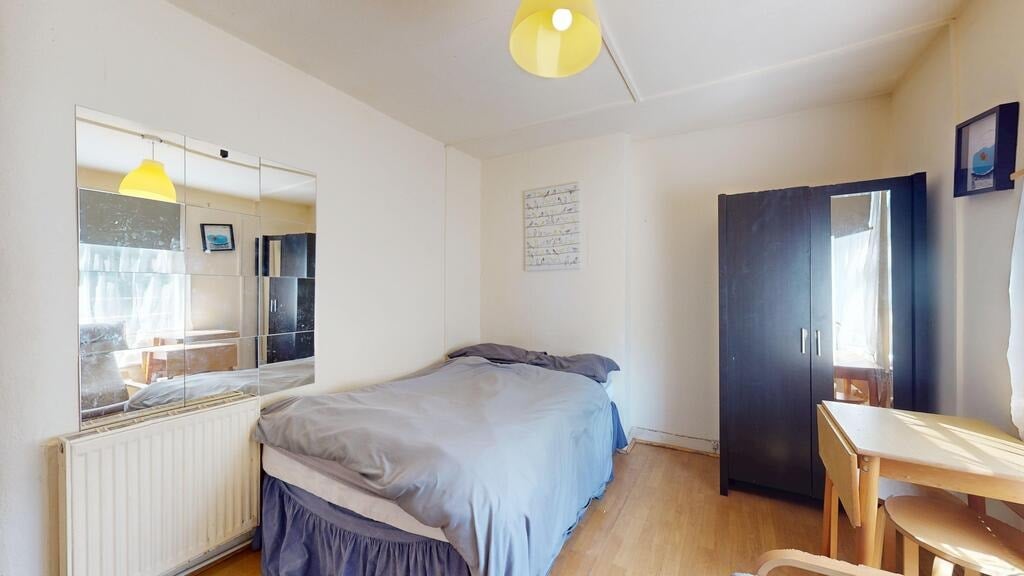 Flat Cranhurst Road in Greater London