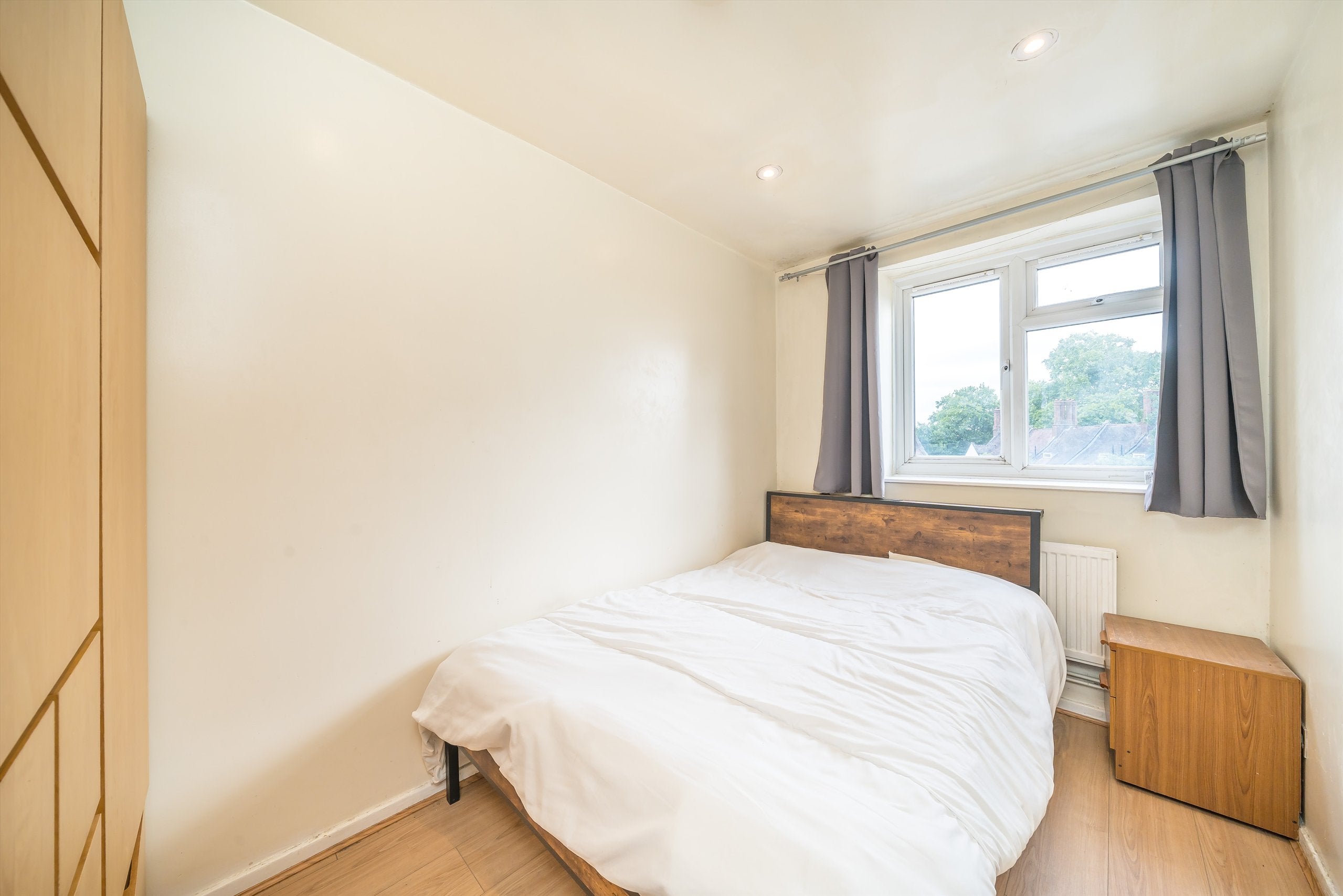 Flat Hazelhurst Road in Greater London