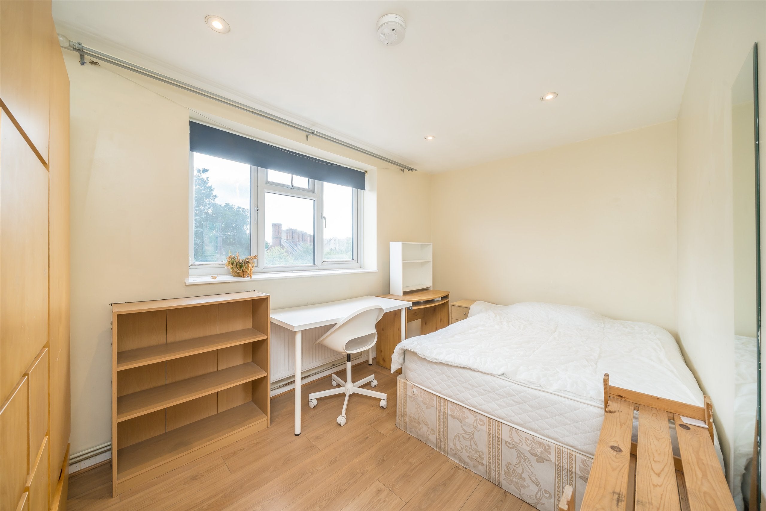 Flat Hazelhurst Road in Greater London
