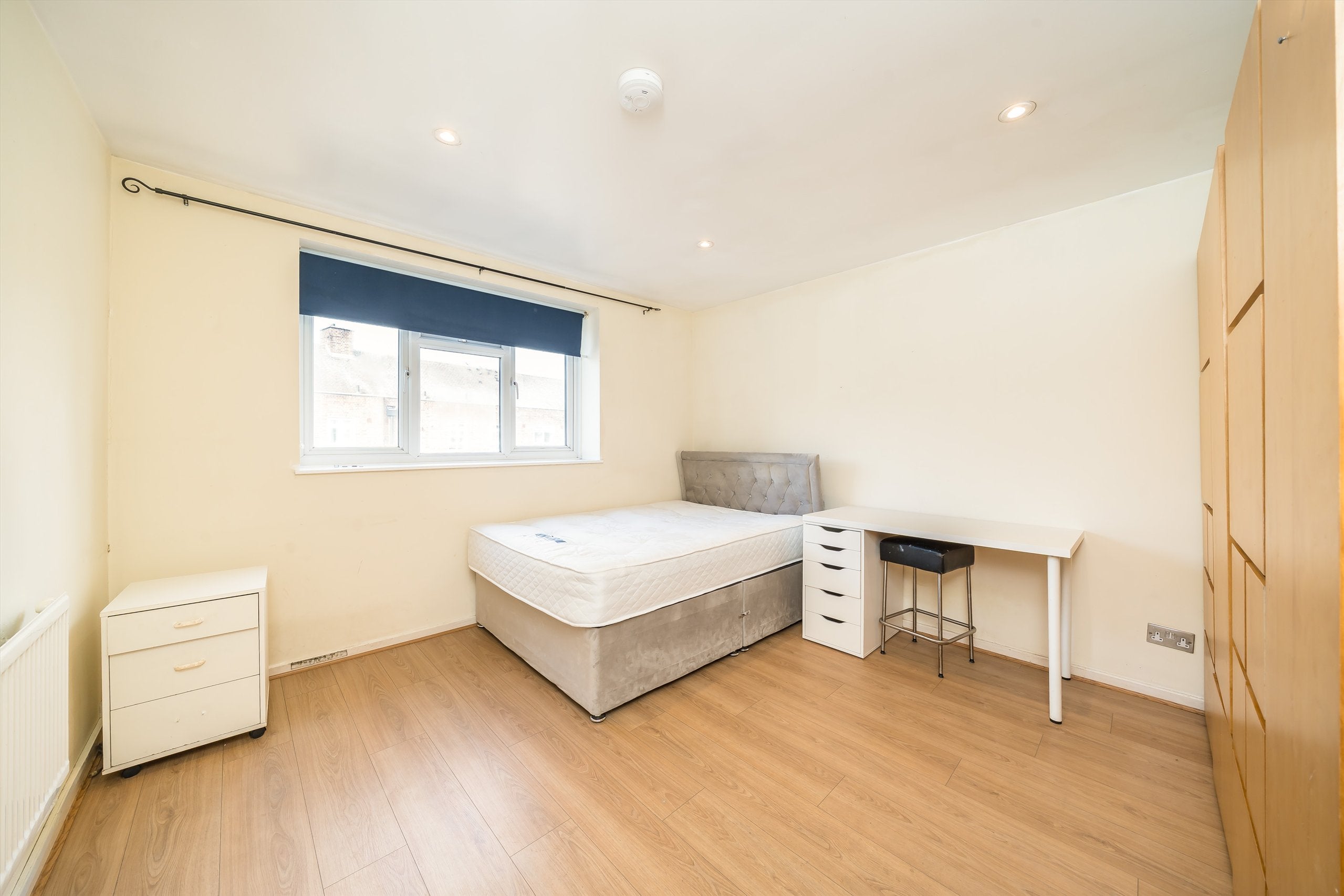 Flat Hazelhurst Road in Greater London
