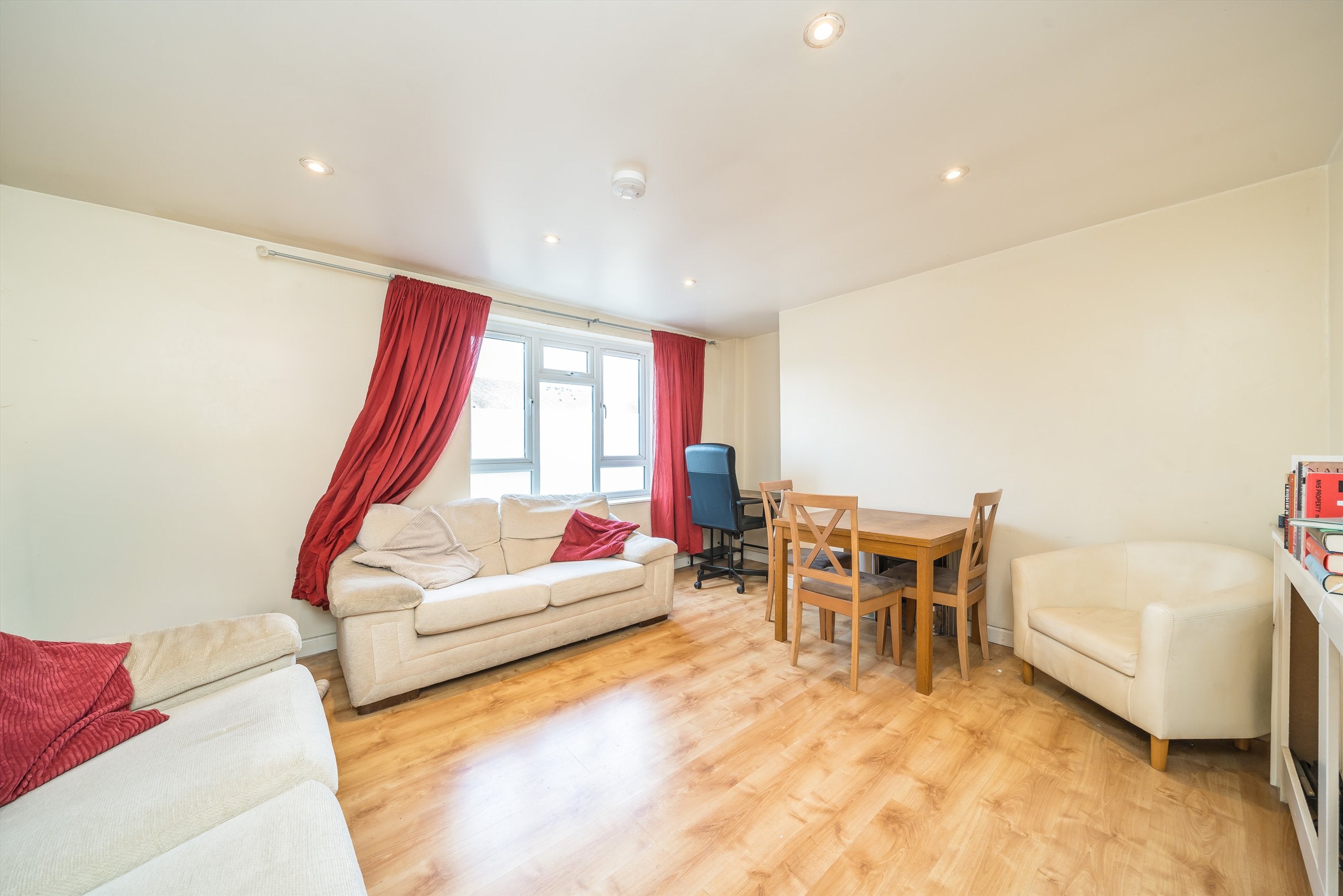 Flat Hazelhurst Road in Greater London