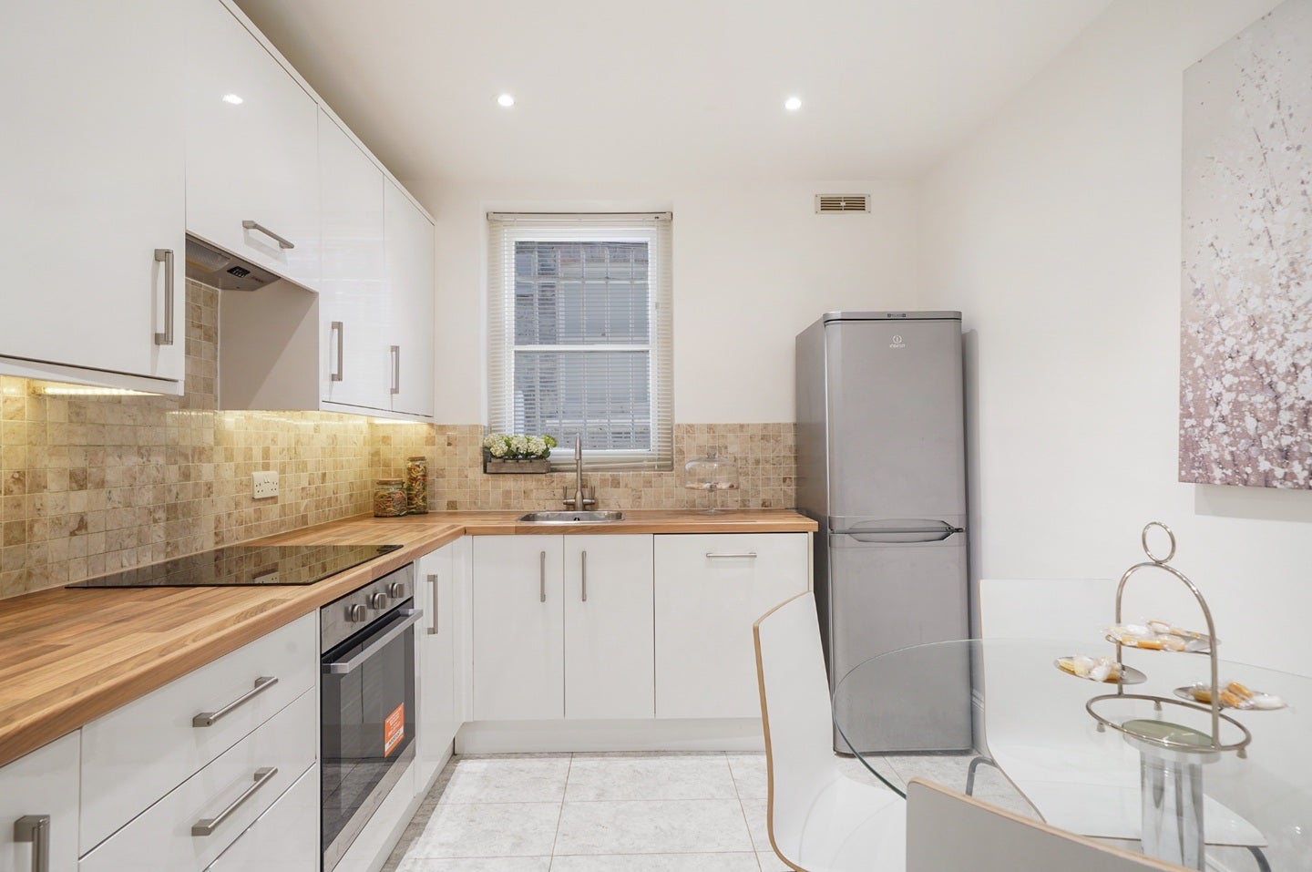 Flat Christchurch Avenue in Greater London