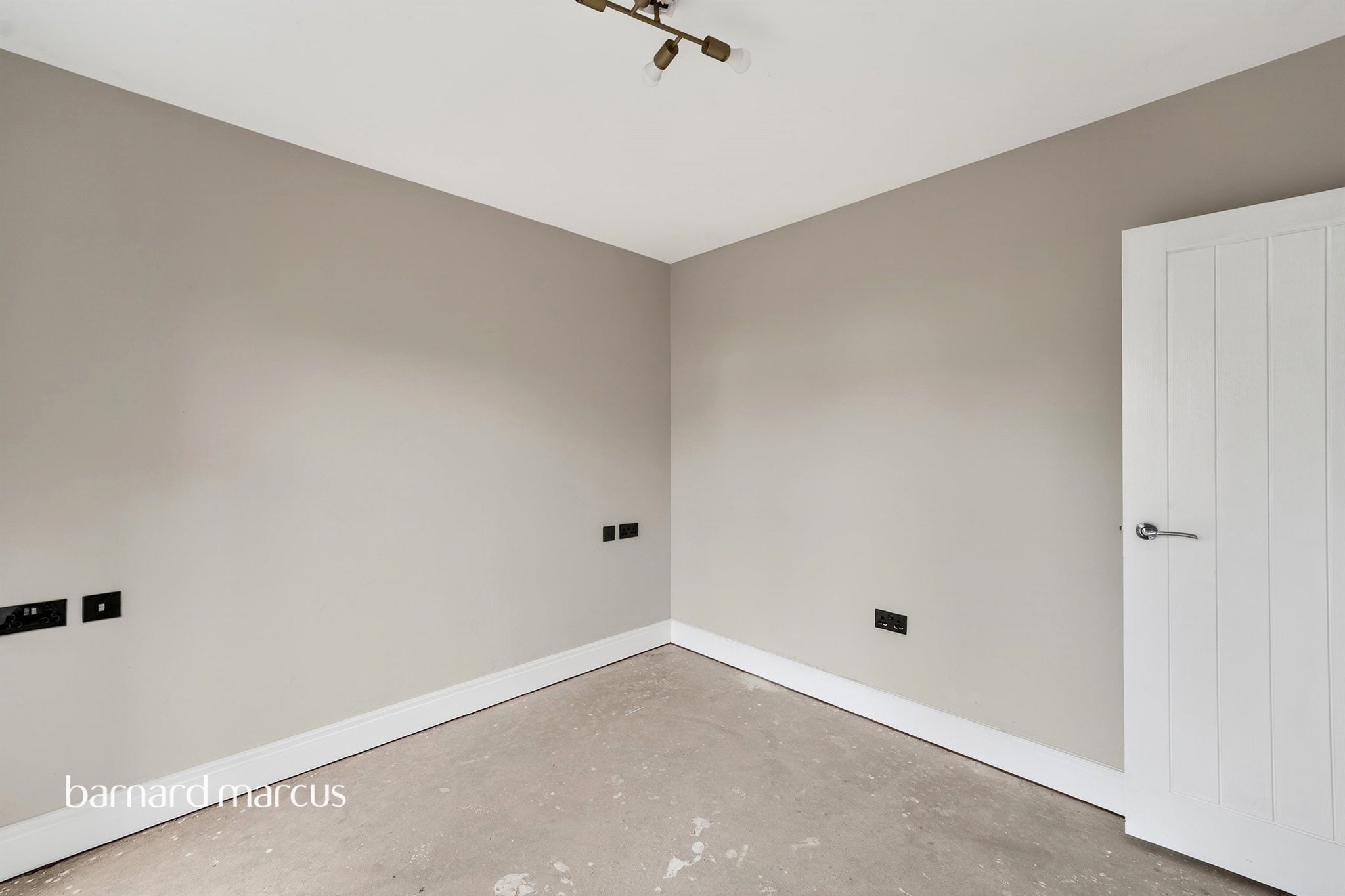Flat Northborough Road in Greater London