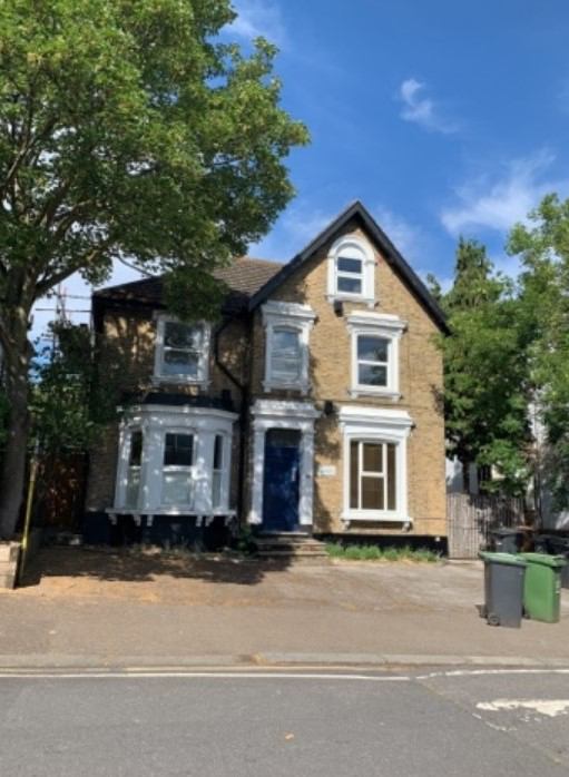 Flat Bonfield Road in Greater London