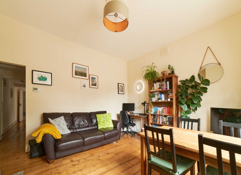 Flat Bonfield Road in Greater London