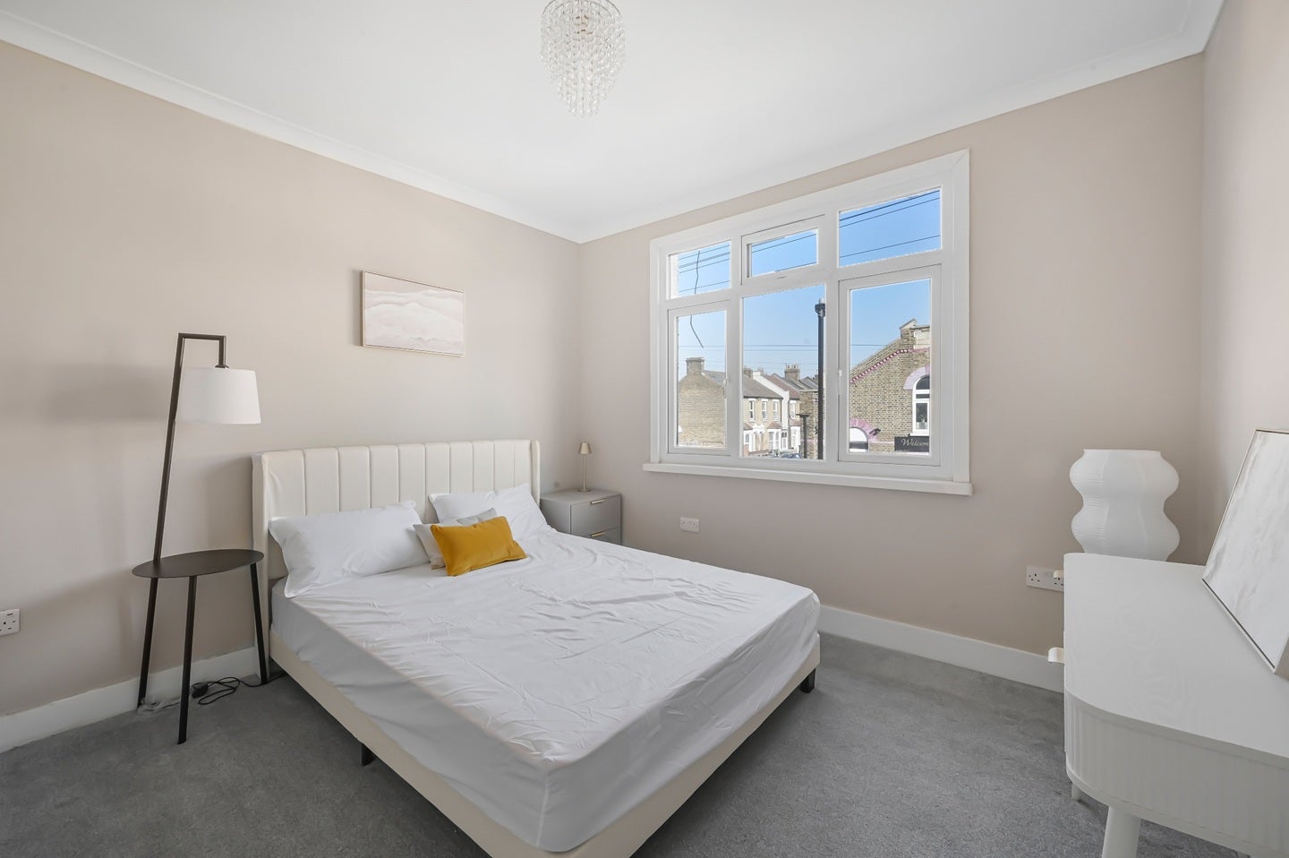 Room Manor Road in Greater London