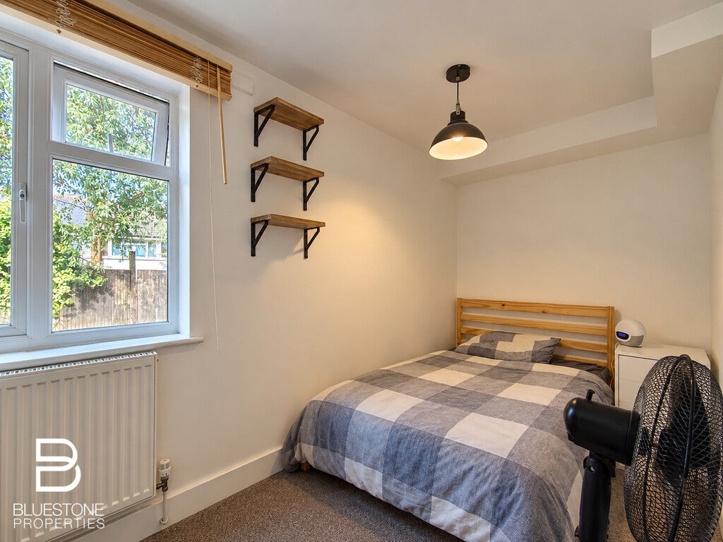 Flat Rouse Gardens in Greater London
