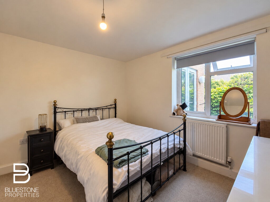 Flat Rouse Gardens in Greater London