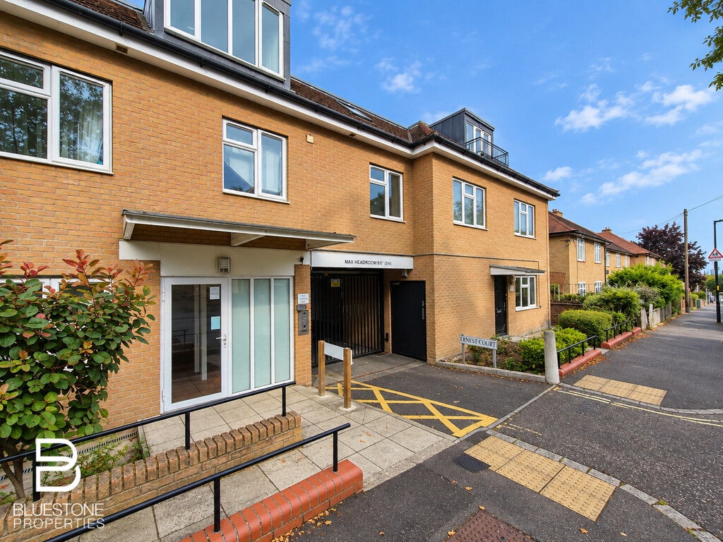 Flat Rouse Gardens in Greater London