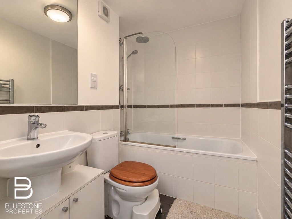 Flat Rouse Gardens in Greater London