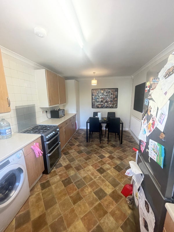 Room Abbott Road in Greater London