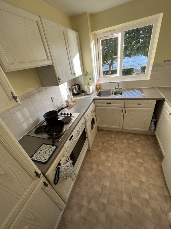 Flat Ferguson Close in Greater London