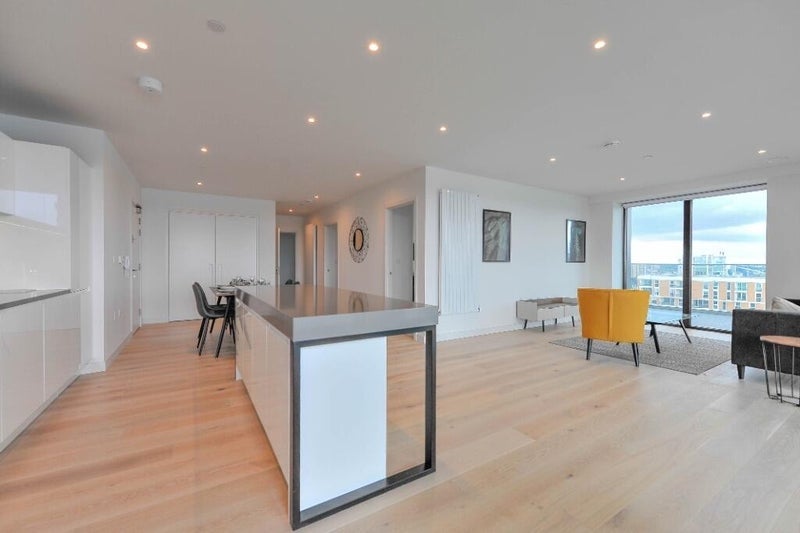 Room Royal Crest Avenue in Greater London