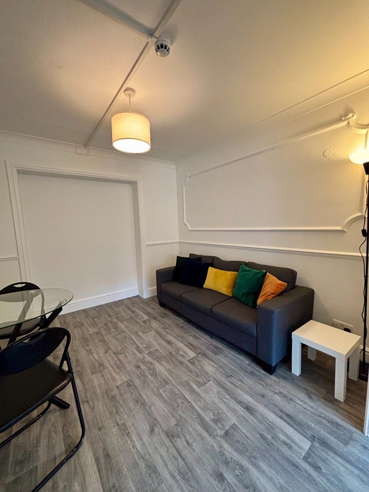 Room Leicester Road in Tilbury