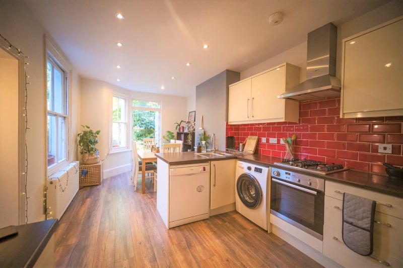 Room Mildenhall Road in Greater London