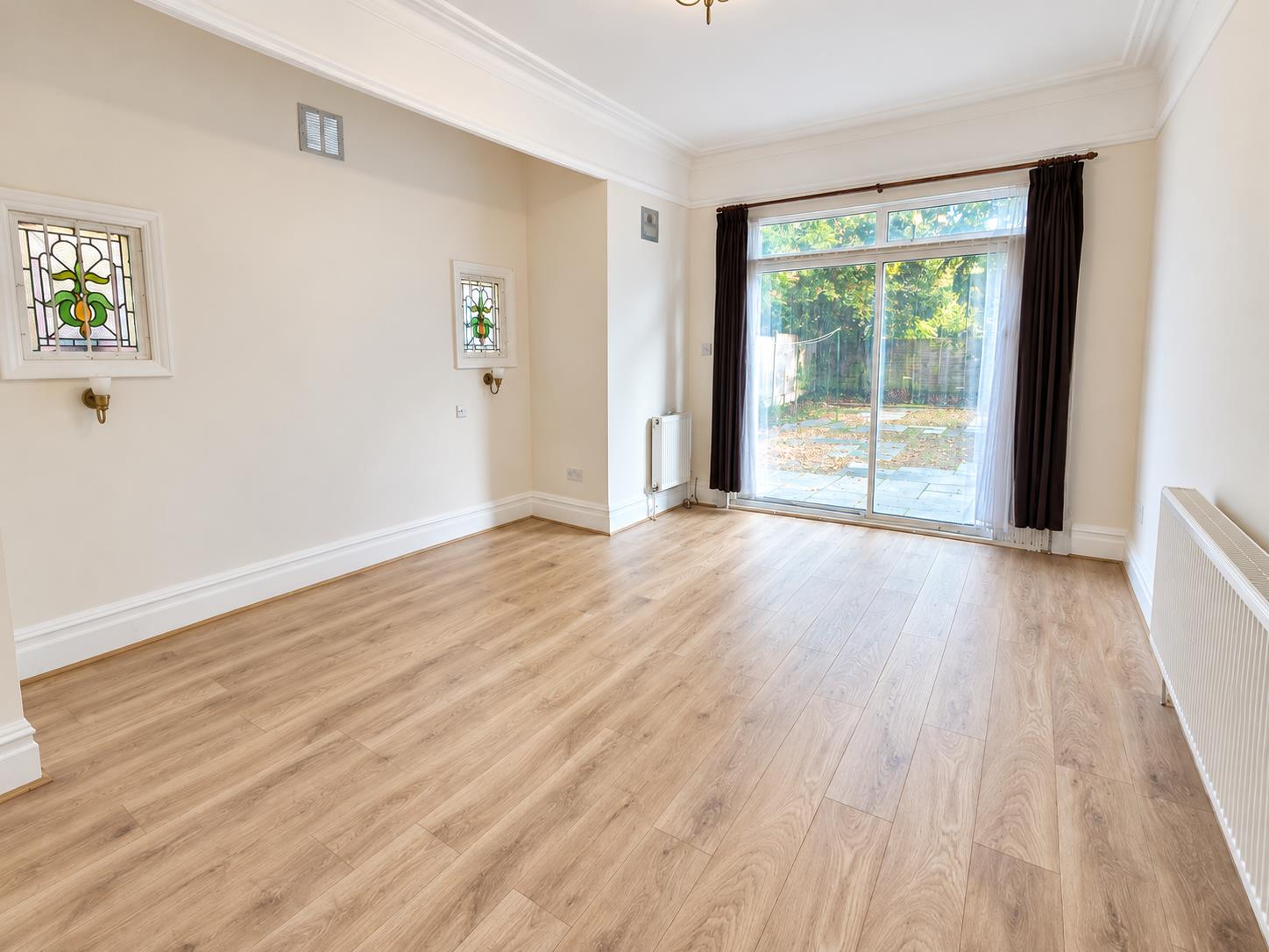 Flat Princes Avenue in Greater London