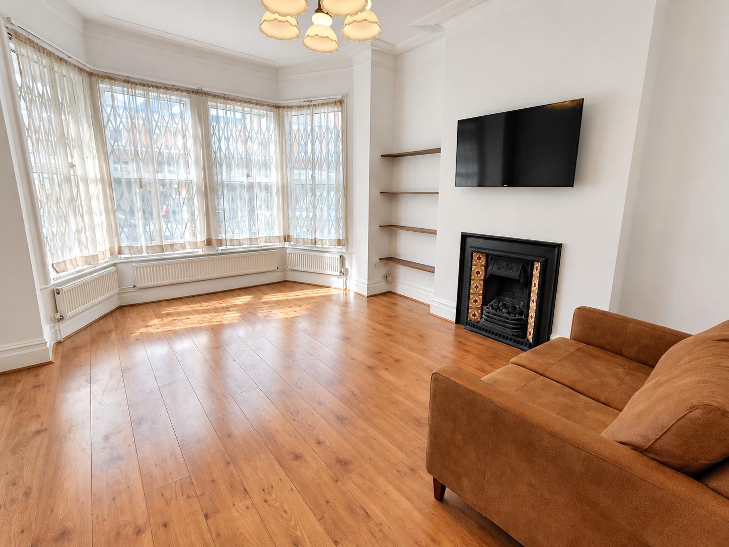 Flat Princes Avenue in Greater London