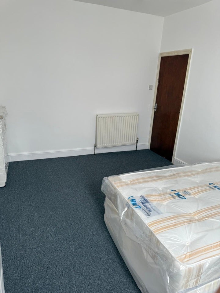 Room Freegrove Road in Greater London