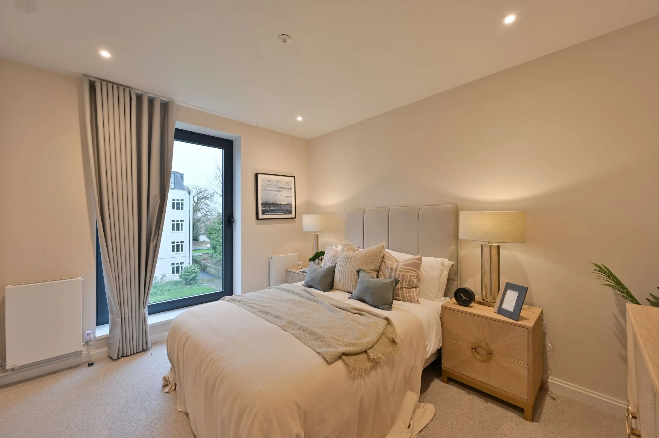 Flat Kings Avenue in Greater London