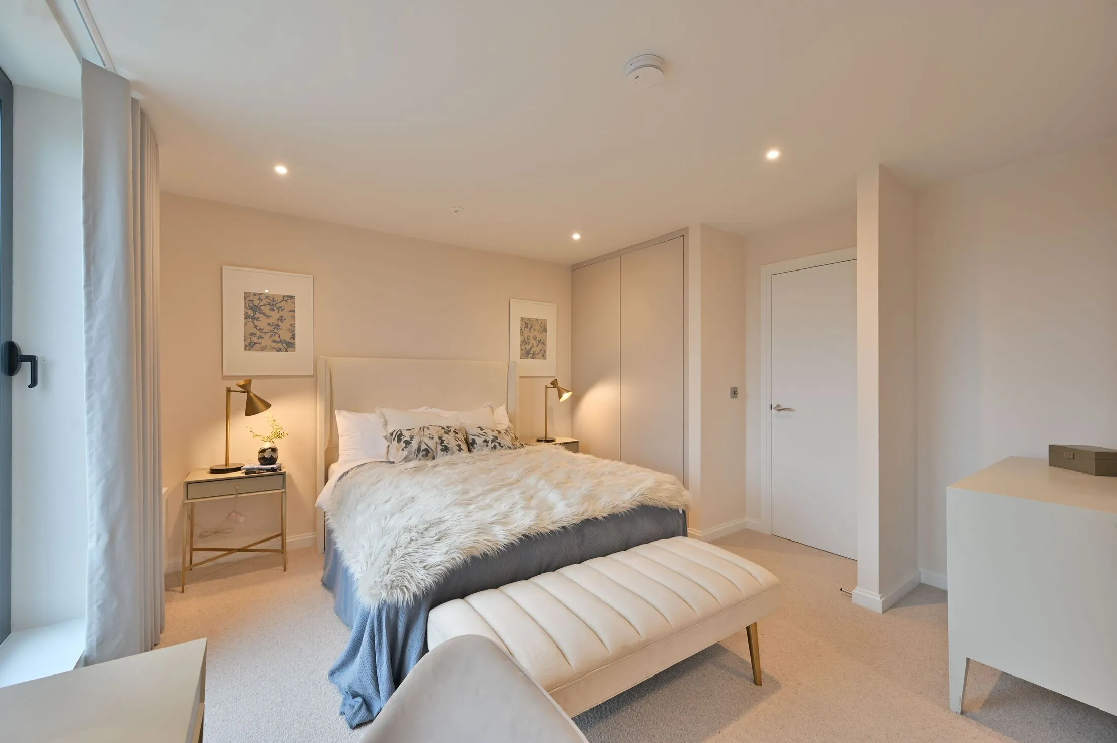 Flat Kings Avenue in Greater London