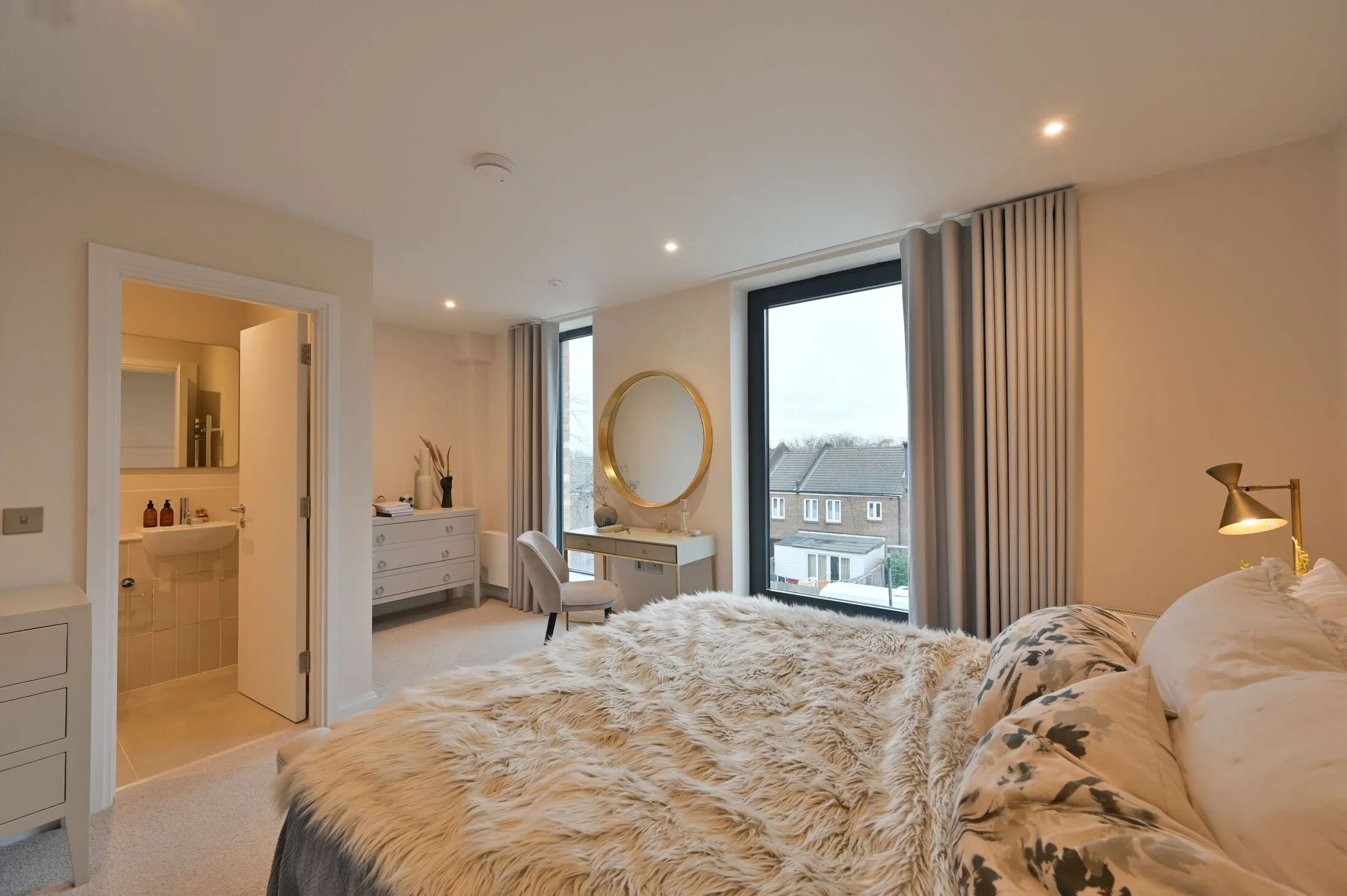 Flat Kings Avenue in Greater London