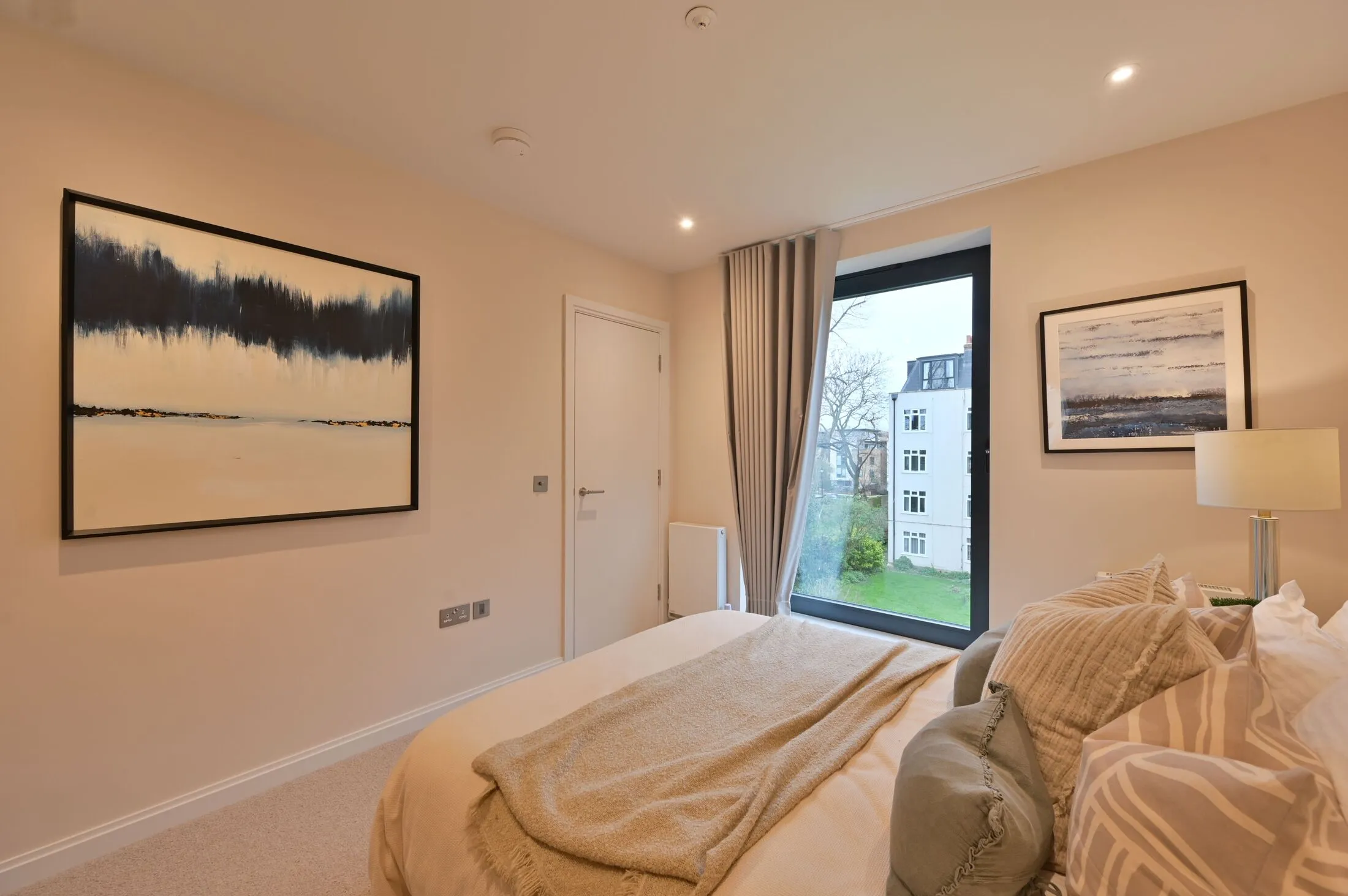 Flat Kings Avenue in Greater London