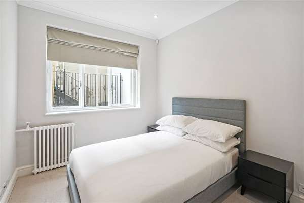 Flat Pont Street in Greater London