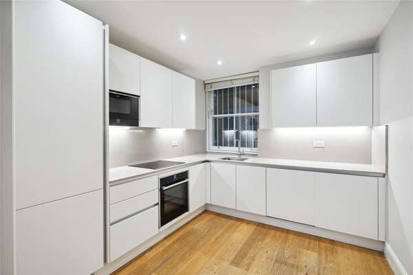 Flat Pont Street in Greater London