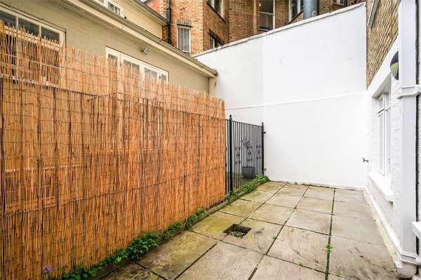 Flat Pont Street in Greater London