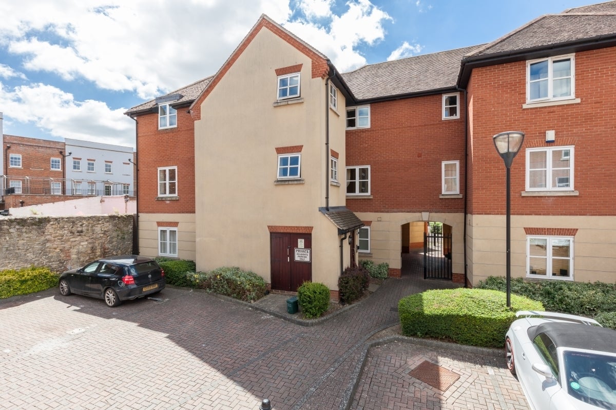 Flat Regal Close in Vale of White Horse