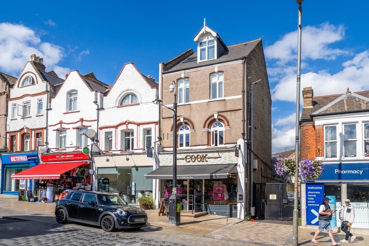 Flat Replingham Road in Greater London