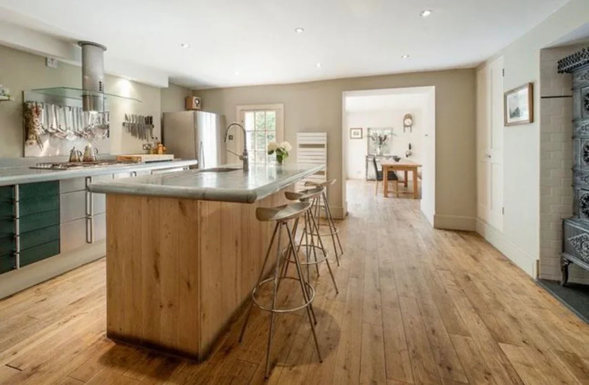 Flat Brompton Square in Greater London