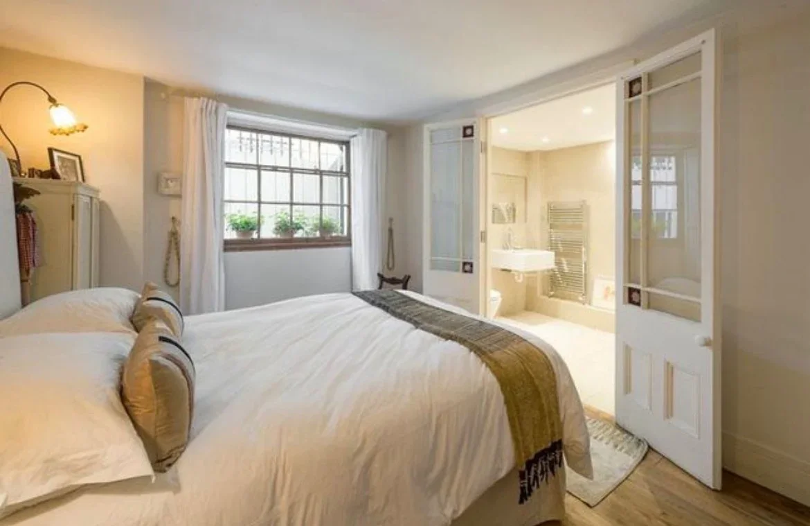 Flat Brompton Square in Greater London