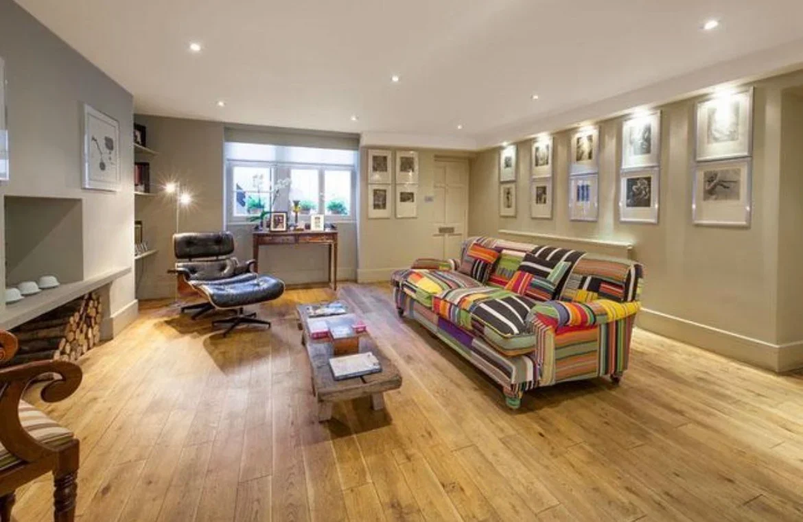Flat Brompton Square in Greater London