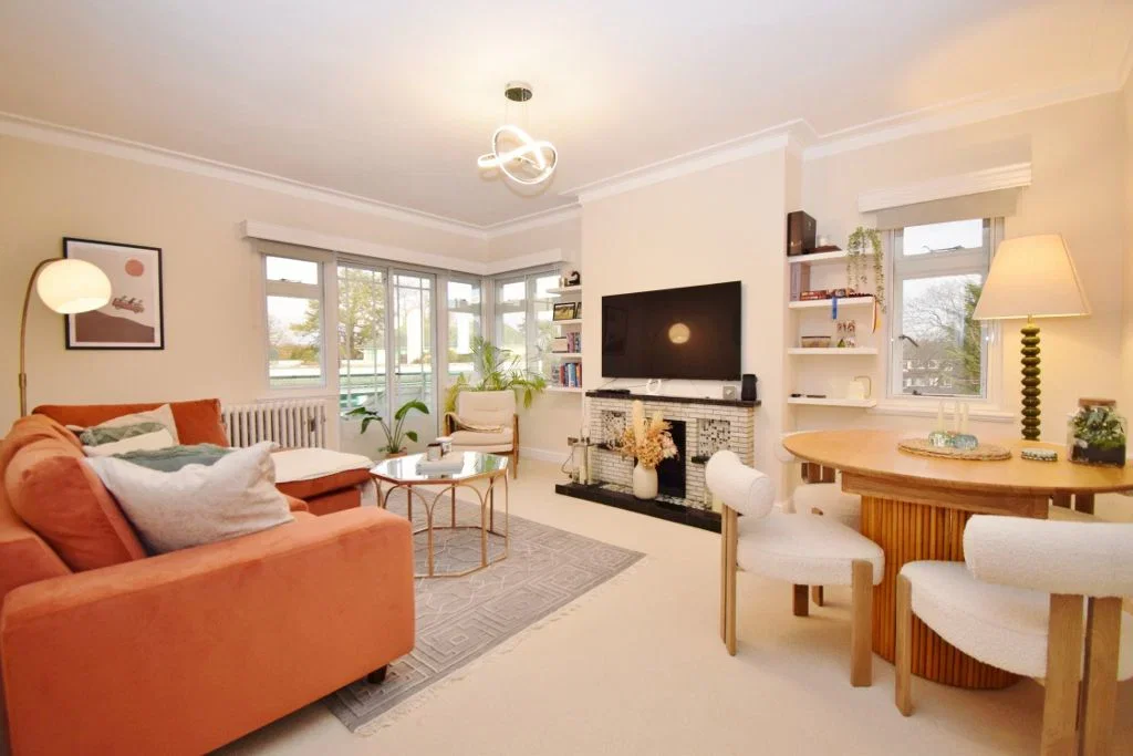 Flat Elm Park Road in Greater London